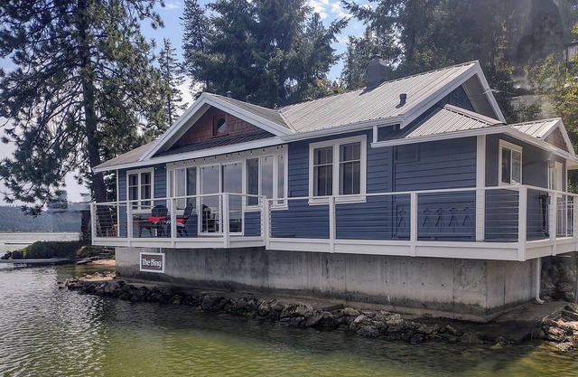 Waterfront beach cottage! Sandy beach, fish from deck, 3 kayaks, 2 standup PB