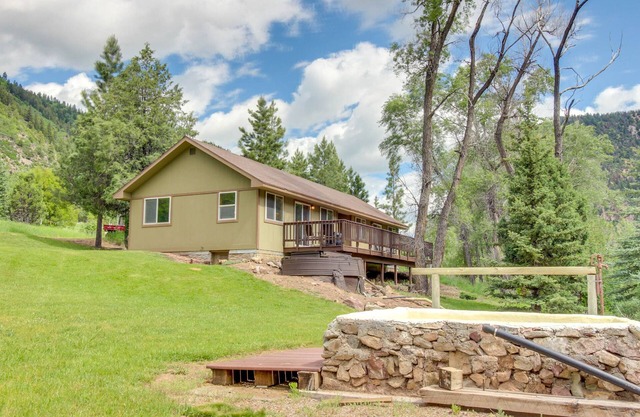 Waterfront cabins next to nature preserve - private hot tub & river views