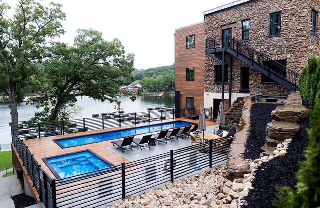 Waterfront, Center of Osage Beach/pool - 2 bedroom 2 bath Sleeps 6
