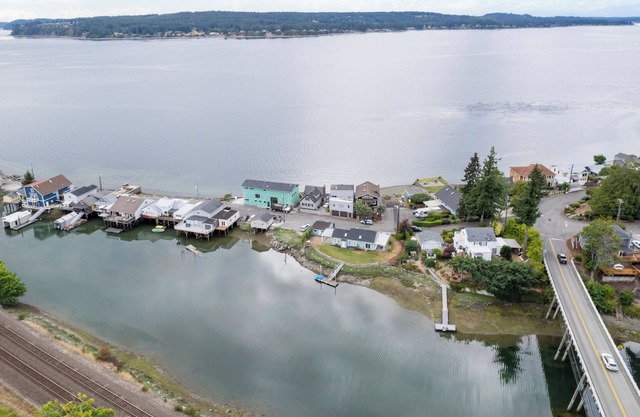 WATERFRONT CLASSIC 1920s UPDATED moden retro beautiful views!