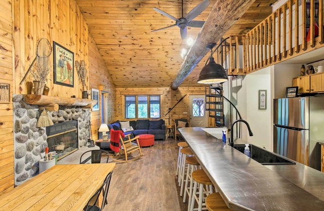 Waterfront Cottage w/Dock on Papoose Lake!