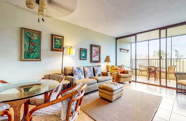 Waterfront condo w/shared pool & private lanai- steps to shops & restaurants