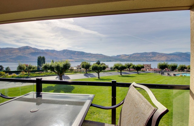 Waterfront Condo with Shared Pool, Hot Tub, Dock, and Free WiFi - Walk to Lake