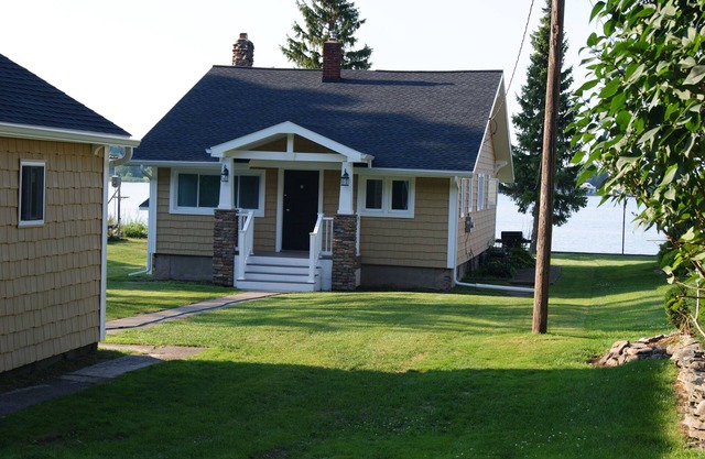 Waterfront Cottage Bungalow (Large1500 Sq. ft. w/Central Air conditioning)