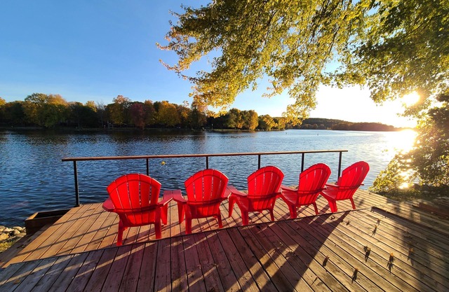 Waterfront Cottage with Salt Water HOT TUB! Directly on the Trent-Severn.