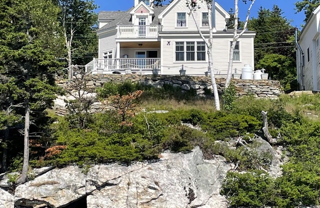 Waterfront Cottage, Stunning Master BDR with Balcony, 3 full baths, Scenic views