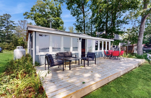 Waterfront Cottage w/Fireplace & Deck - Minutes to Downtown