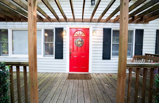 Waterfront cottage with dock on Lake Hartwell