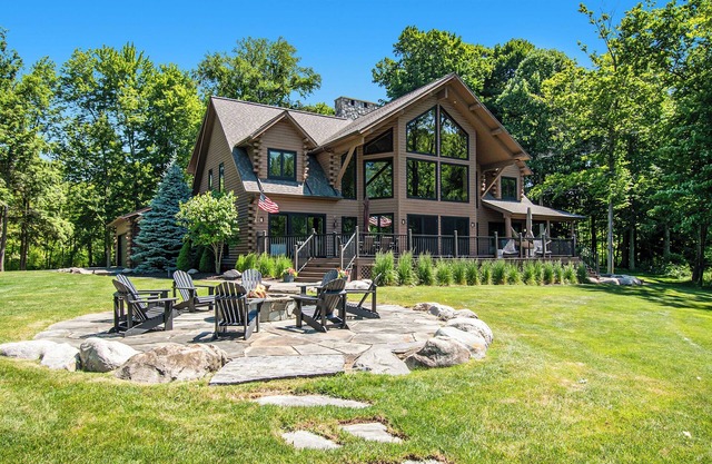 Waterfront Custom Log Home, minutes to Saugatuck/Douglas!
