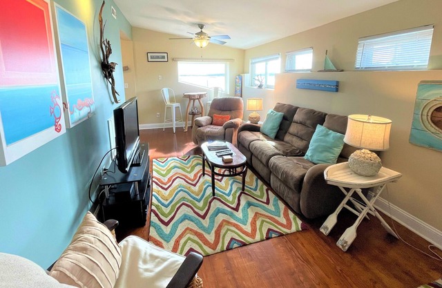 Waterfront, downtown 2 bedroom, 15 minutes from beach!
