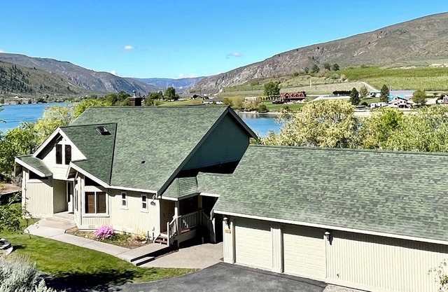 Waterfront Escape: Pet-Friendly, Hot Tub, Family Reunions, 10 Mins to Chelan Fun