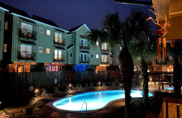 Waterfront family community. Swimming pool & hot tub