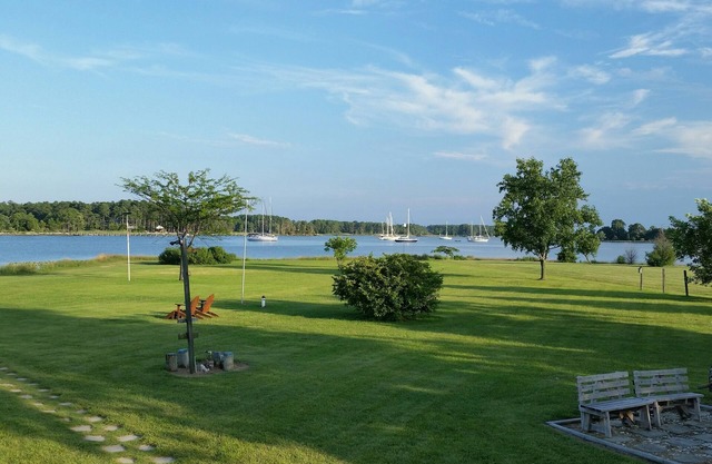 Waterfront Family Retreat with gorgeous views and a large Deepwater Dock. 5' MLW