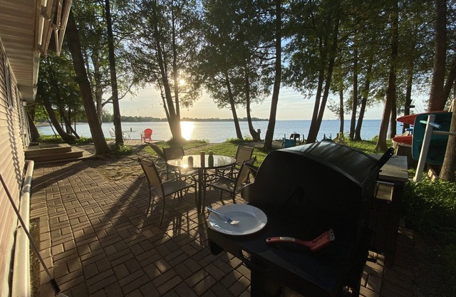 Waterfront gem, sandy beach, modern kitchen, large great room, free firewood