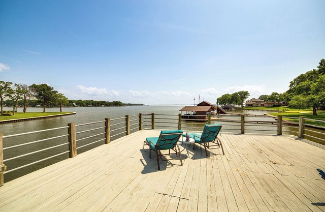 Waterfront Gem on Cedar Creek Lake w/Deck + Games