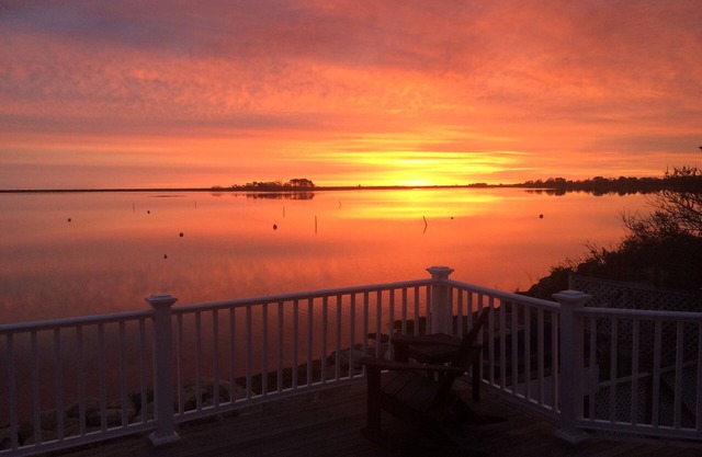 Waterfront Getaway With Beautiful Views Of Senge Pond.