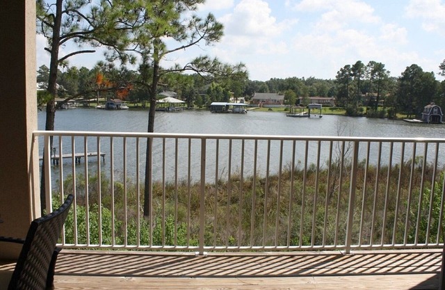 Waterfront - great fishing, peaceful & quiet, yet close to Tanger Outlets & OWA