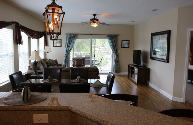 Waterfront - great fishing, peaceful & quiet, yet close to Tanger Outlets & OWA