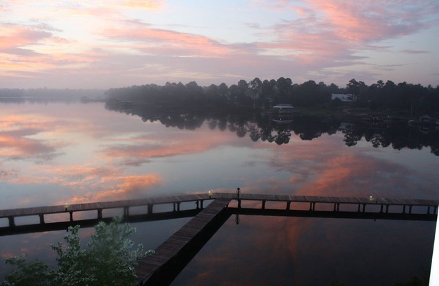 Waterfront - great fishing, peaceful & quiet, yet close to Tanger Outlets & OWA