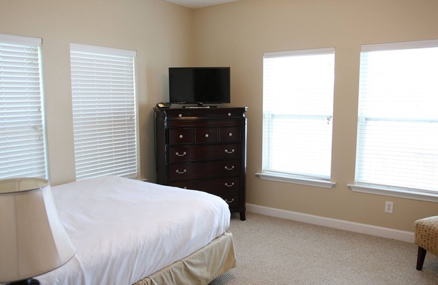 Waterfront - great fishing, peaceful & quiet, yet close to Tanger Outlets & OWA