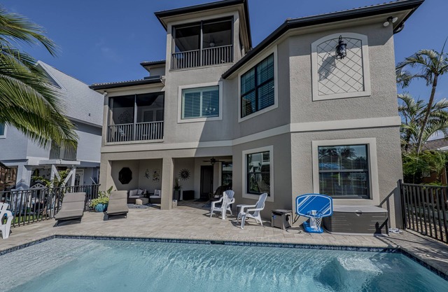 Waterfront gulf access 4 Bedroom Home w Den & Heated Pool