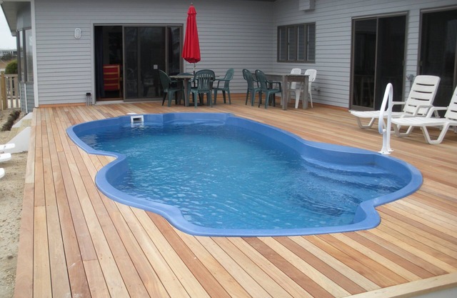 Waterfront-H'cap and Pet Friendly-Sleeps 12-htd pool- By Owner