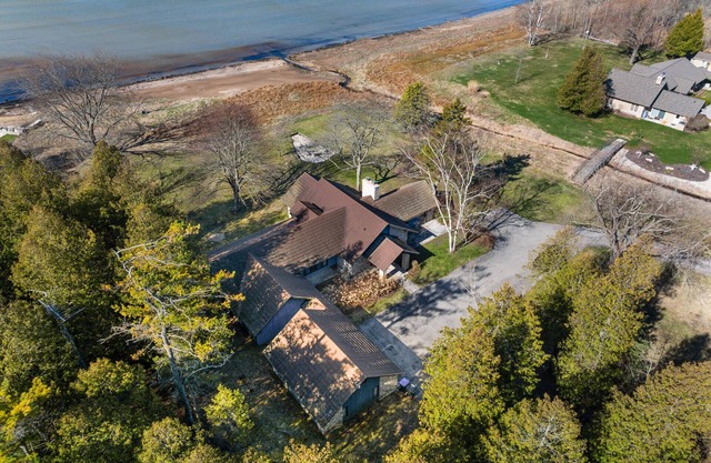 Waterfront Haven with private beach on Lake Michigan