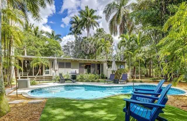 Waterfront ~ Heated Pool ~ Private cul-de-sac