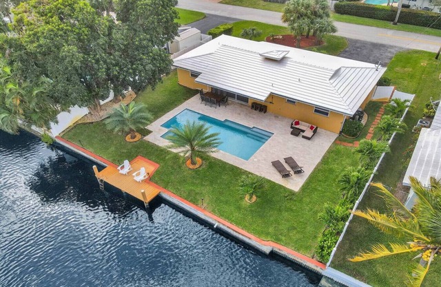 Waterfront Heated Pool,Jacuzzi, Pier, 2mi to Beach