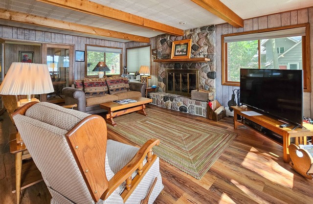 Waterfront home between 2 lakes w/heated porch, dock & kayaks