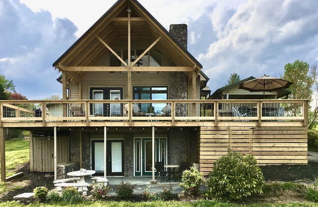 WATERFRONT HOME, COVERED DOCK, LOOP DRIVEWAY, RAMP ACROSS COVE, 3 MINUTE DRIVE