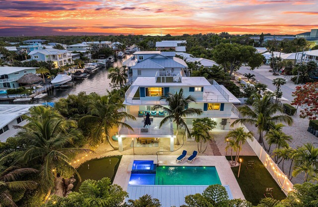 Waterfront Home in Islamorada with outdoor kitchen, pool, spa, boat dockage
