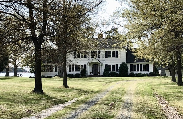 Waterfront Home, Large Property with Pool, Discount for Monthly/Seasonal Rentals