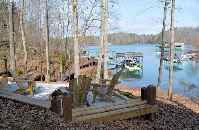 Waterfront home on Lake Keowee! Less than 10 miles to Clemson.