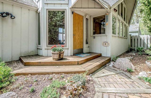 Waterfront home with lake view, fast WiFi, central AC, and a washer/dryer