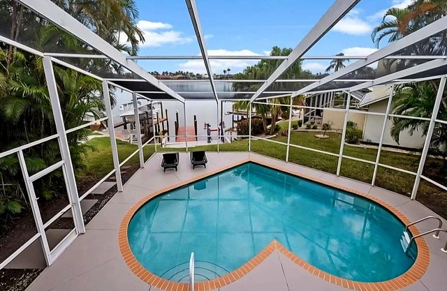 Waterfront-House with Gulf access, heat. pool/spa, boat-dock, great neigborhood