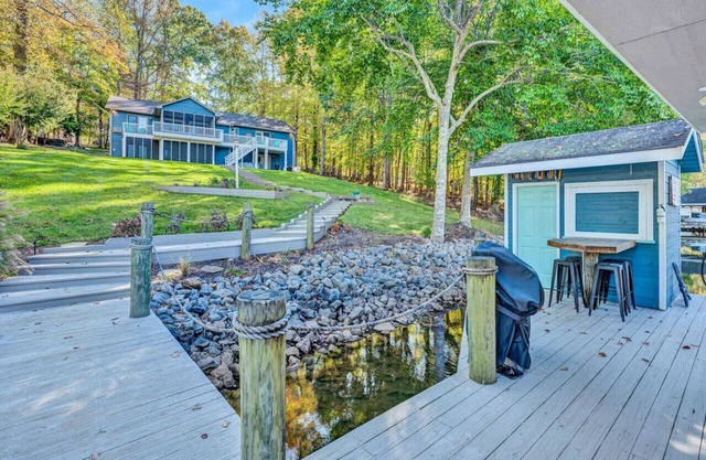 Waterfront: Ideal Dock for Boats, Swimming +Arcade