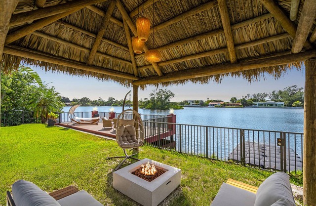 Waterfront Jungle House, Firepit, Kayaks & Sunset