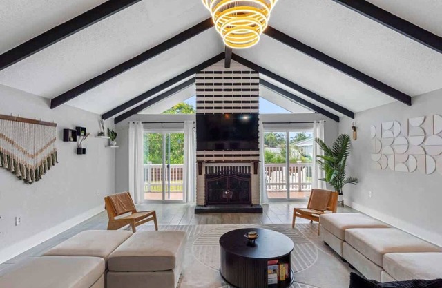 Waterfront, kayaks, new pool, amenities galore!