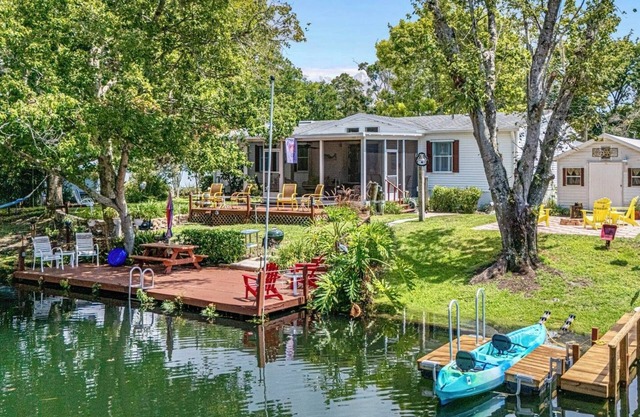 Waterfront, king bed, movie theater, kayaks, float mat, yoga, screened lanai