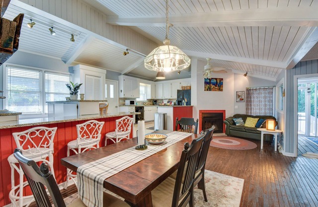 Waterfront Lake Hartwell Vacation Rental w/Dock!