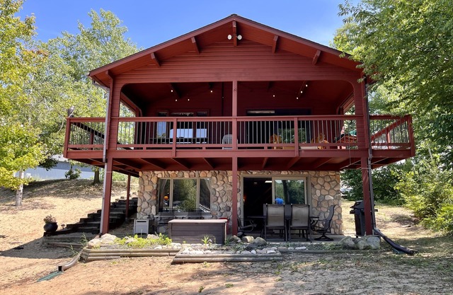 Waterfront Lake House with private dock on Upper Silver Lake!