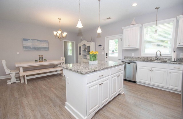Waterfront Lakehouse, Great Sandy Beach, Boathouse, Decks, Fire pits, Views!