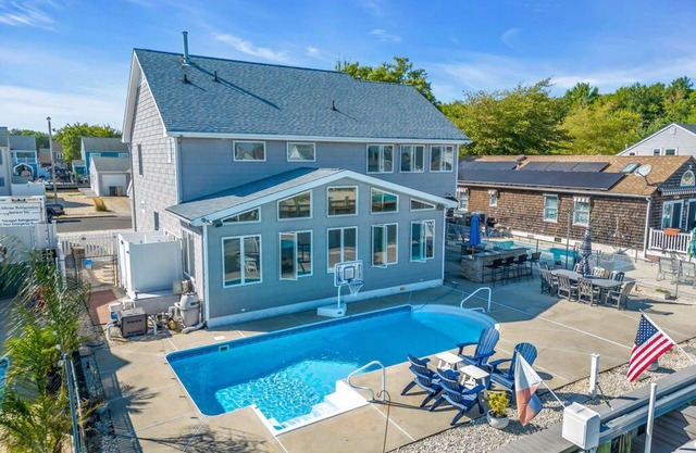 Waterfront Luxury Home with HEATED POOL, Outdoor Shower, sleeps 8
