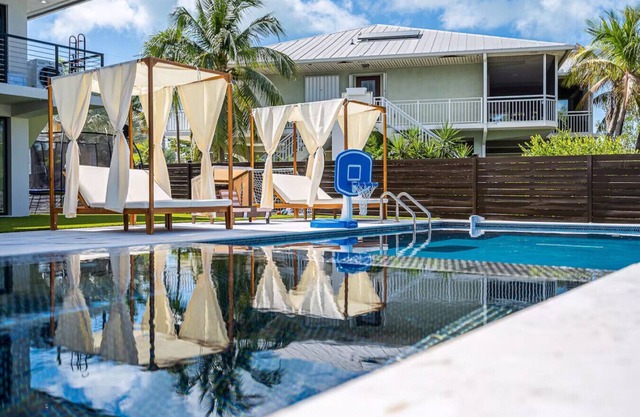 Waterfront Luxe Pool, Hot Tub, Theater, Games and More!