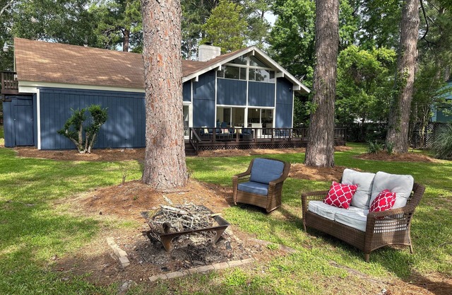 Waterfront Modern Reservoir Retreat with boat dock & fishing pier, Pet Friendly