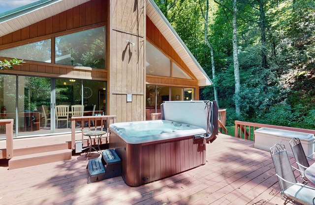 Waterfront Mountain Cabin w/New Hot Tub, Large Deck, Firepit, Gas Grill & WiFi
