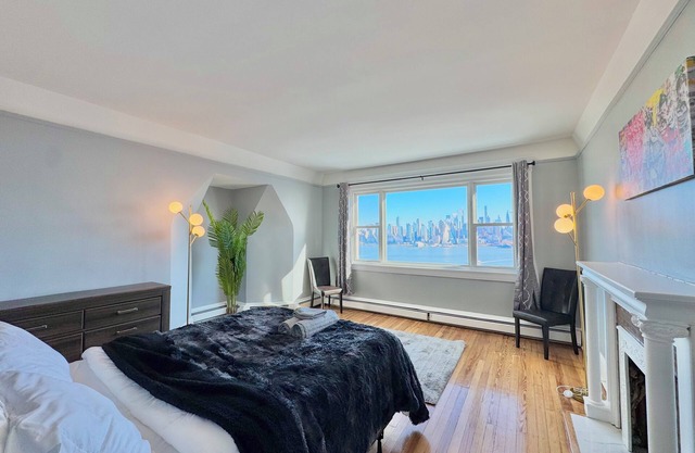 Waterfront NYC skyline views spacious 4 bedroom