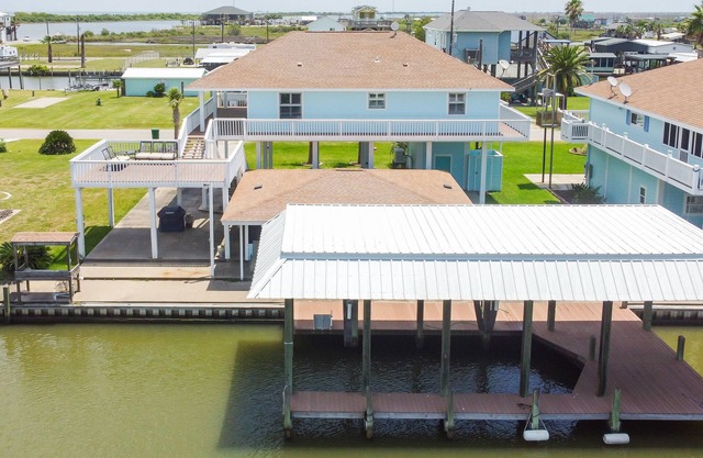 Waterfront oasis with furnished lanai, outdoor kitchen & dock - great location