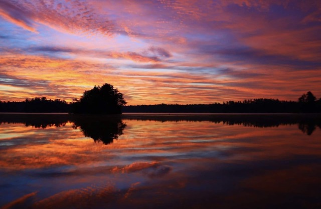 Waterfront on Little Sebago Lake and dog friendly!